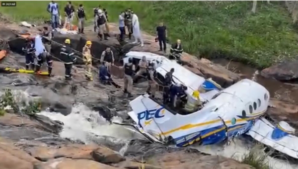 Avião que levava Marília Mendonça cai perto de cachoeira no interior de MG; duas pessoas morreram